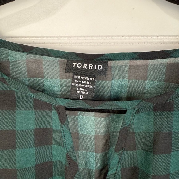 Torrid women’s black & green buffalo print sheer, peplum style blouse. Size 0 - Picture 3 of 6